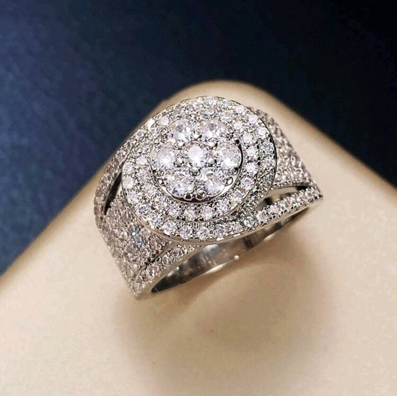 Gorgeous Silver Elegant High Quality Cubic Zirconia Wedding Band Ring Sz 8 - Picture 5 of 5